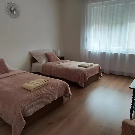 Akacfa Vendeghaz Apartment